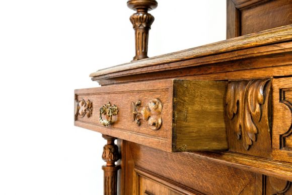 Потрясающий Антикварный буфет с инициалами и старым зеркалом