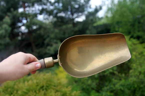 Антикварный латунный совок в патине. Удобен и красив