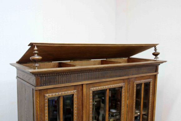Старинный винный шкаф после реставрации
