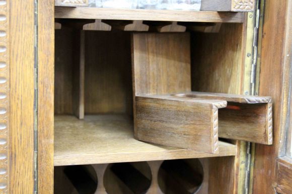 Старинный винный шкаф после реставрации