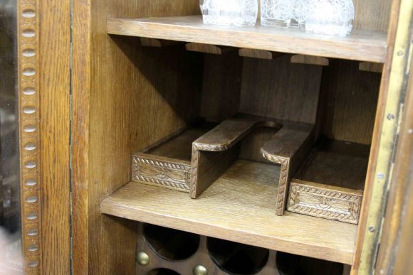 Старинный винный шкаф после реставрации