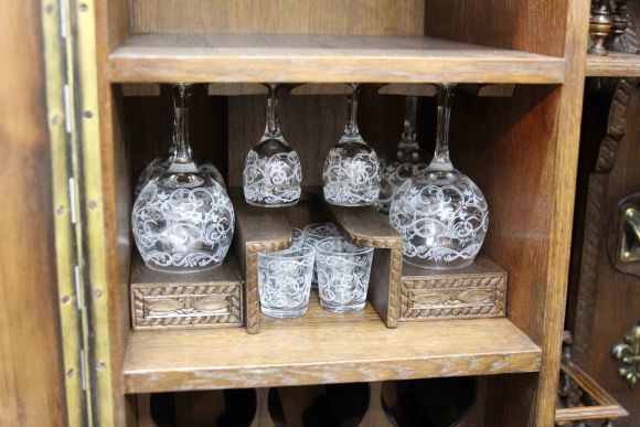 Старинный винный шкаф после реставрации