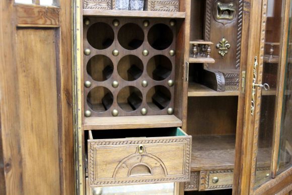 Старинный винный шкаф после реставрации