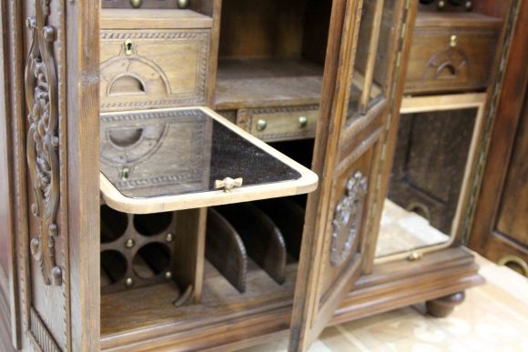 Старинный винный шкаф после реставрации
