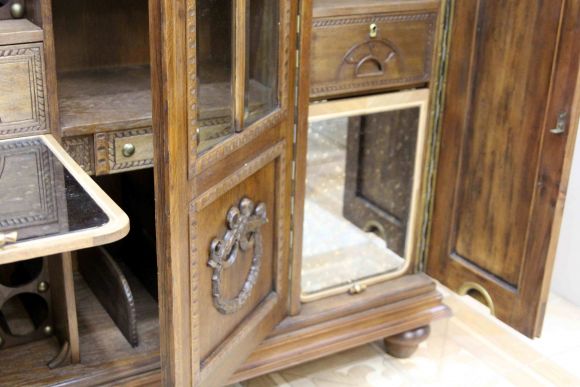Старинный винный шкаф после реставрации