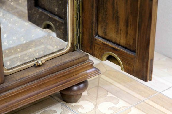 Старинный винный шкаф после реставрации