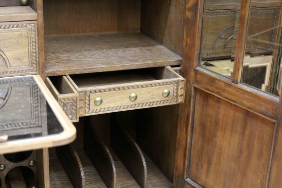 Старинный винный шкаф после реставрации