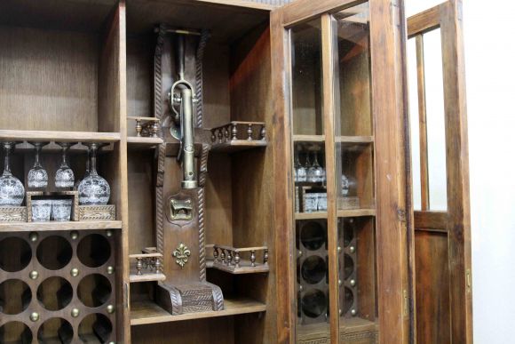 Старинный винный шкаф после реставрации