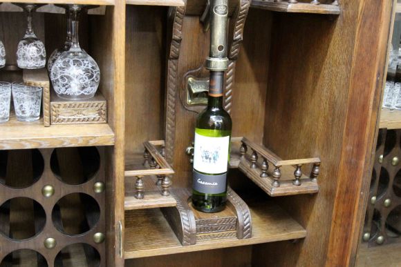 Старинный винный шкаф после реставрации
