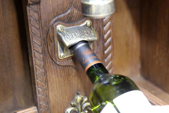 Старинный винный шкаф после реставрации