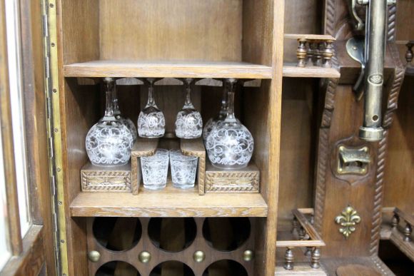 Старинный винный шкаф после реставрации