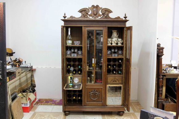 Старинный винный шкаф после реставрации