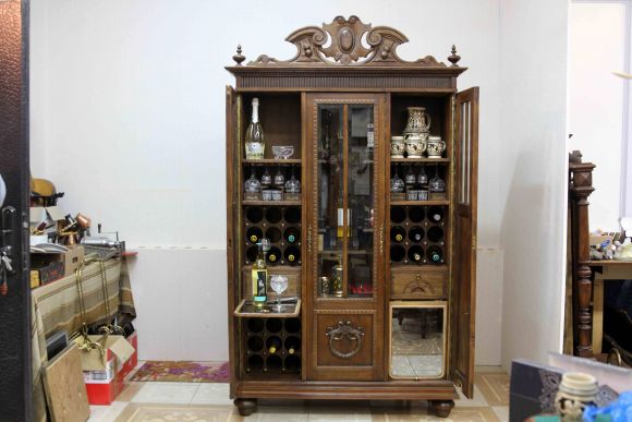 Старинный винный шкаф после реставрации