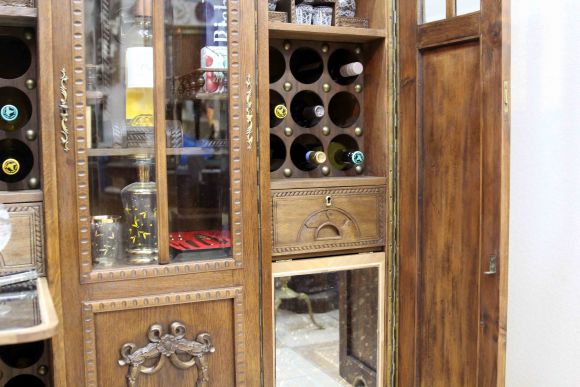 Старинный винный шкаф после реставрации