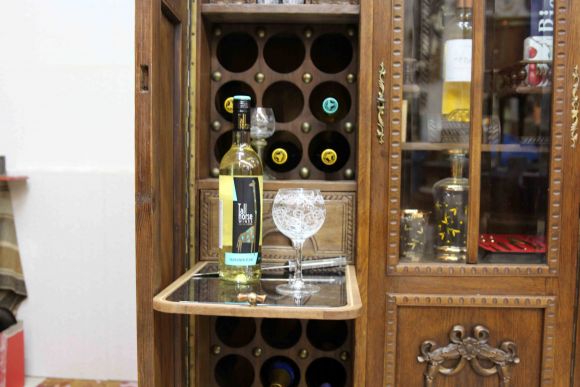 Старинный винный шкаф после реставрации