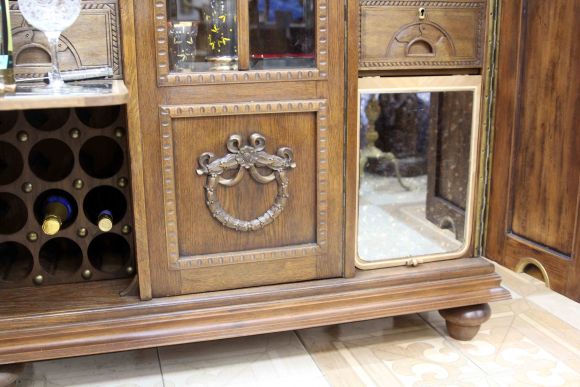 Старинный винный шкаф после реставрации