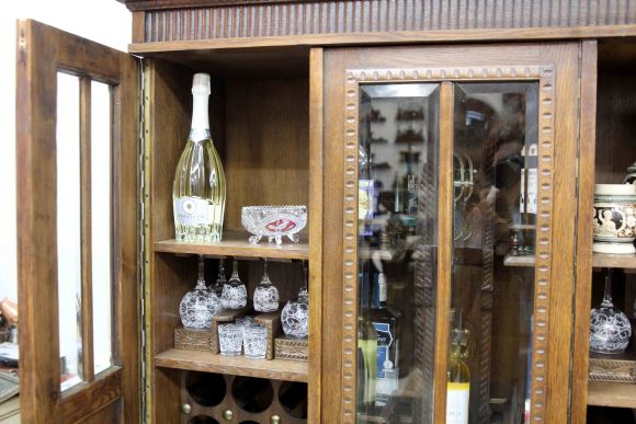 Старинный винный шкаф после реставрации
