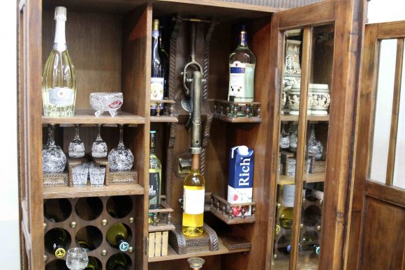 Старинный винный шкаф после реставрации