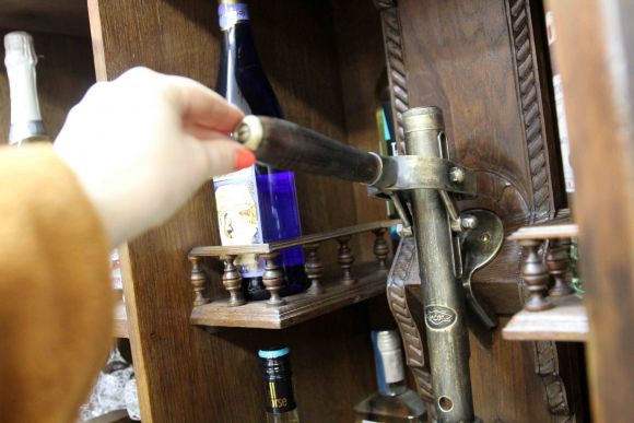 Старинный винный шкаф после реставрации