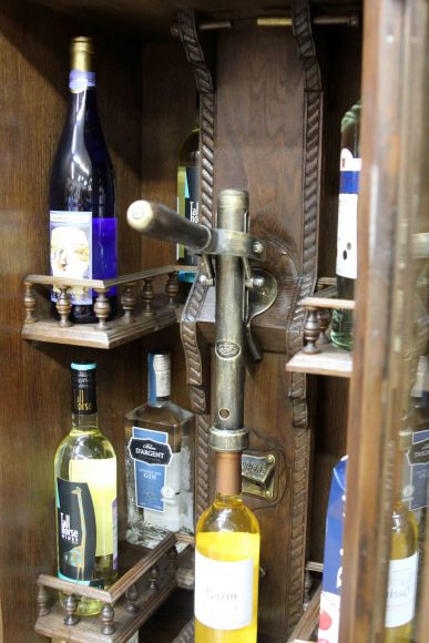 Старинный винный шкаф после реставрации