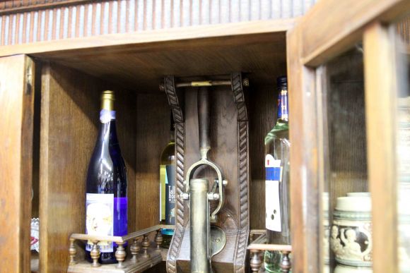 Старинный винный шкаф после реставрации