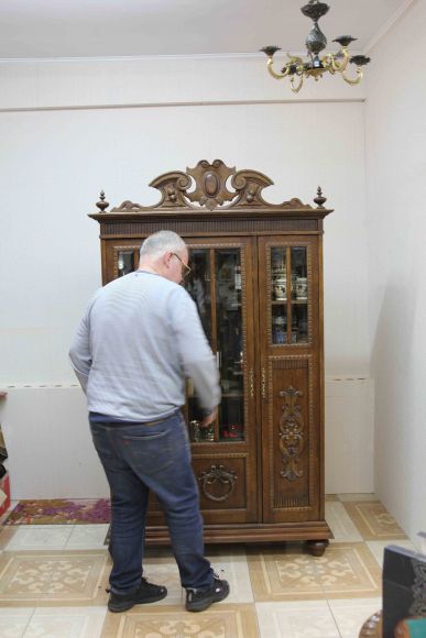 Старинный винный шкаф после реставрации
