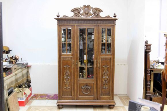 Старинный винный шкаф после реставрации