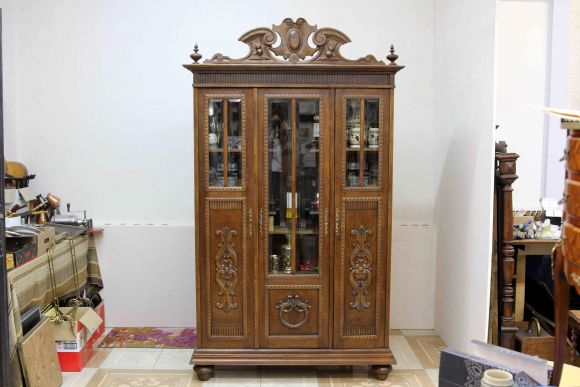 Старинный винный шкаф после реставрации