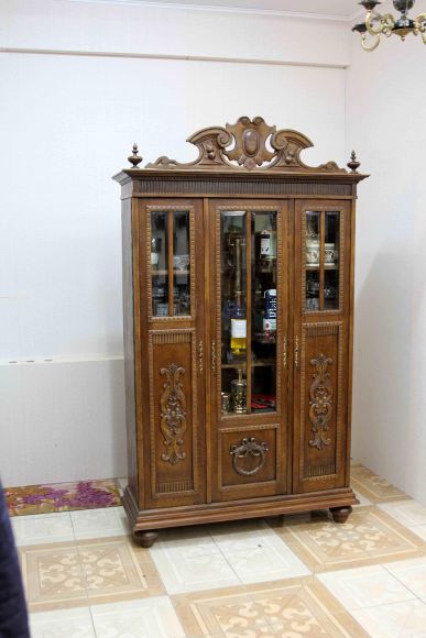 Старинный винный шкаф после реставрации