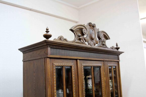 Старинный винный шкаф после реставрации