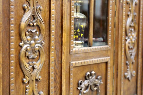 Старинный винный шкаф после реставрации