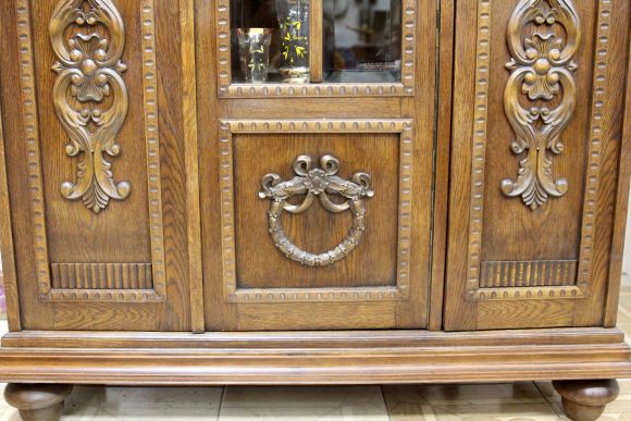 Старинный винный шкаф после реставрации