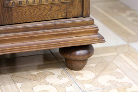 Старинный винный шкаф после реставрации