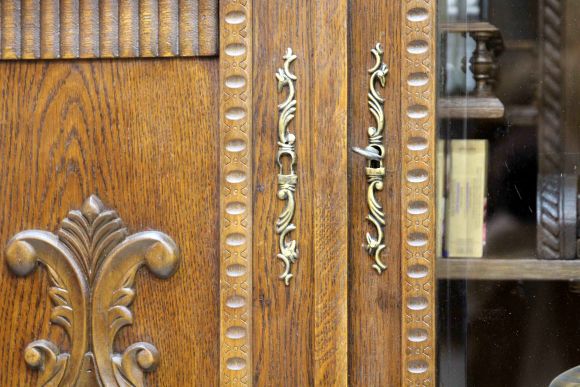 Старинный винный шкаф после реставрации