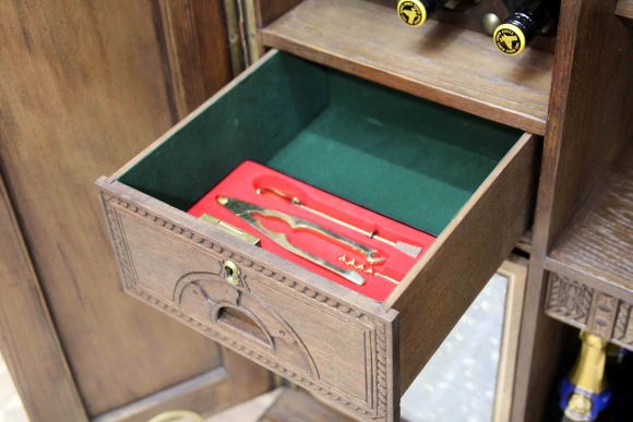 Старинный винный шкаф после реставрации