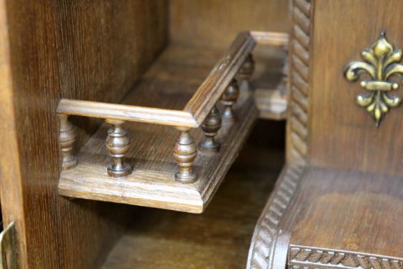 Старинный винный шкаф после реставрации