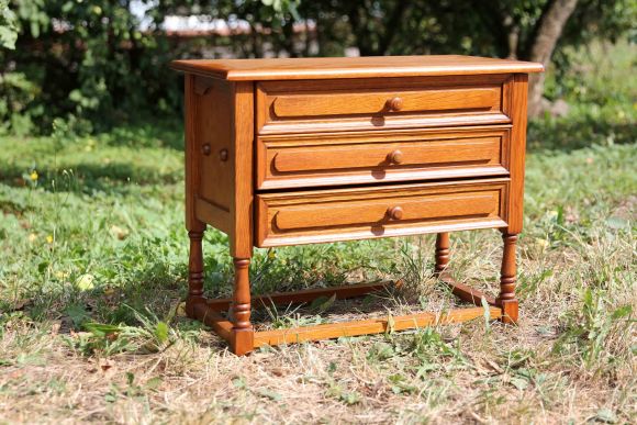 Вместительный стол для рукоделия с удобными ящиками