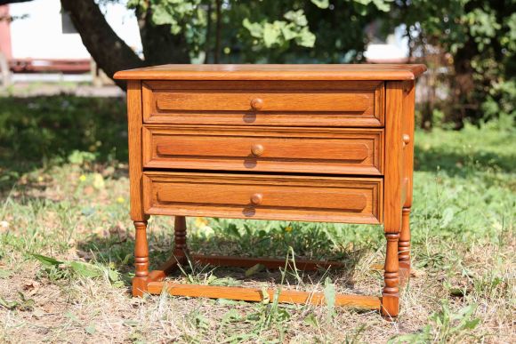 Вместительный стол для рукоделия с удобными ящиками