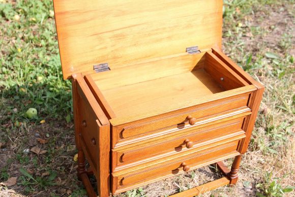 Вместительный стол для рукоделия с удобными ящиками