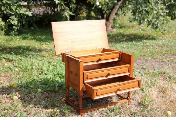 Вместительный стол для рукоделия с удобными ящиками