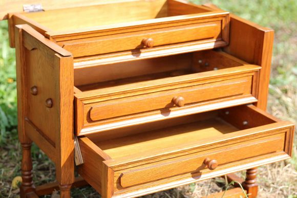 Вместительный стол для рукоделия с удобными ящиками