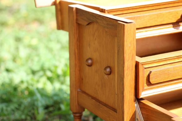 Вместительный стол для рукоделия с удобными ящиками