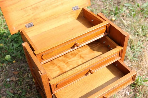 Вместительный стол для рукоделия с удобными ящиками