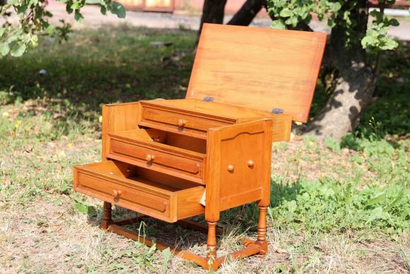 Вместительный стол для рукоделия с удобными ящиками