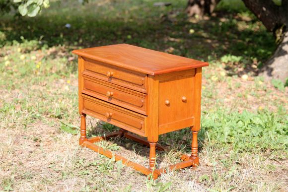 Вместительный стол для рукоделия с удобными ящиками