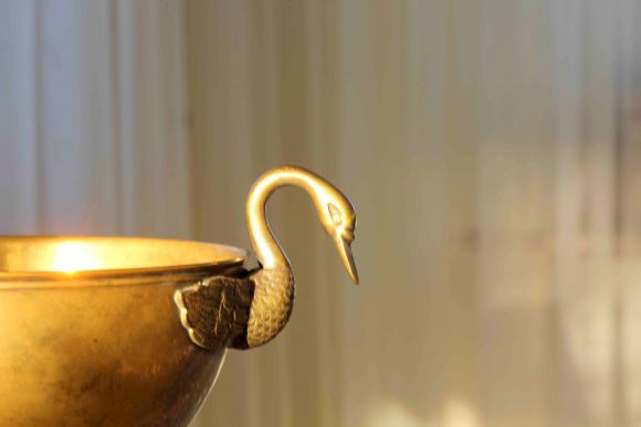 Потрясающе тяжёлая латунная чаша с лебедями. Патина