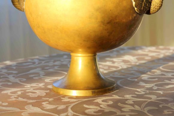 Потрясающе тяжёлая латунная чаша с лебедями. Патина