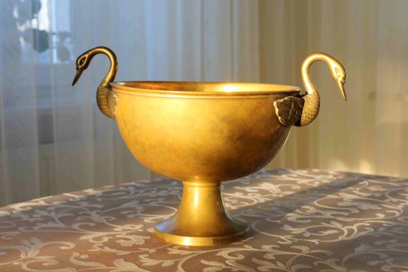Потрясающе тяжёлая латунная чаша с лебедями. Патина