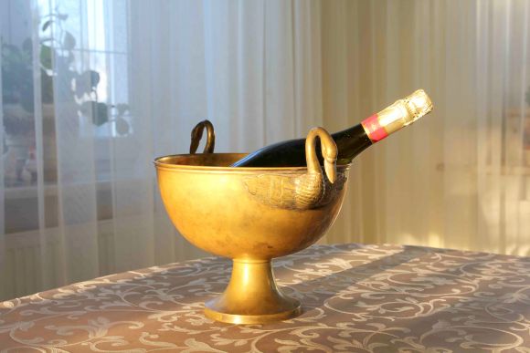 Потрясающе тяжёлая латунная чаша с лебедями. Патина