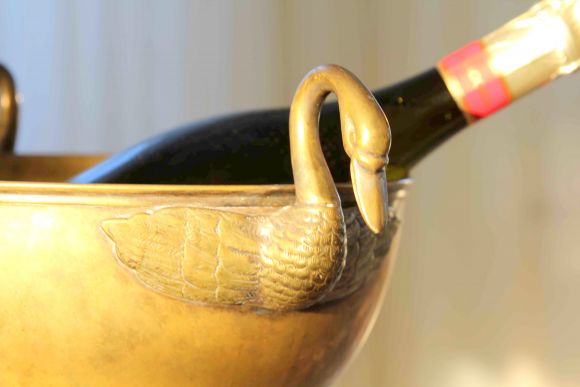 Потрясающе тяжёлая латунная чаша с лебедями. Патина